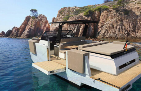 Outboard express cruiser / twin-engine / displacement / open